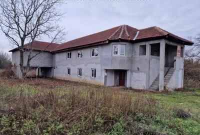 Casă cu 6 camere cu Teren 10756 Mp în Arcani