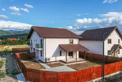 Duplex cu 4 camere cu Canalizare în Cristian - 1