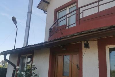 Casă cu 4 camere cu Teren 450 Mp în Central - 1