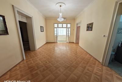 Casă individuală cu 12 camere cu Canalizare în Bălcescu - 1