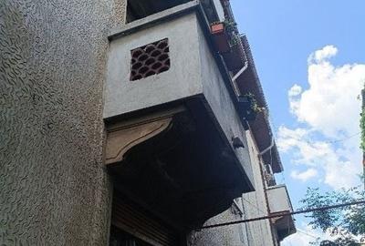 Dacia-Toamnei singur in curte - 4