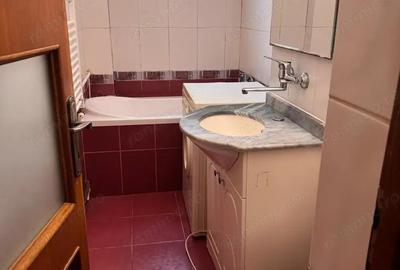 Apartament cu 3 camere semidecomandat în Medicină