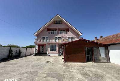 Casă cu 10 camere cu Teren 425 Mp în Sânmartin