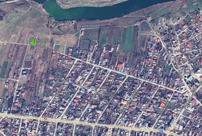Teren de 1979 mp, în Central