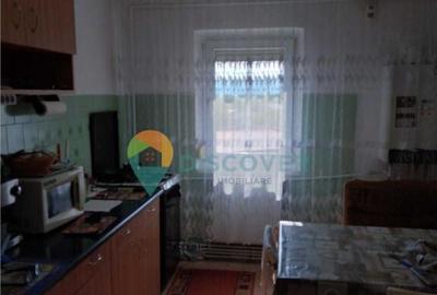 Zona Milcov , 3 camere decomandate , modelul cu 2 bai , 77.0 - 5