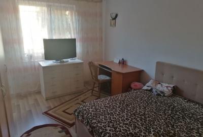 Apartament cu 3 camere semidecomandat în Rahova - 1