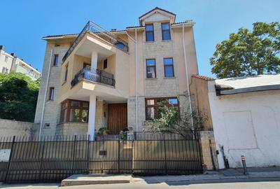Proprietar vand Vila superba, pozitie ultracentrala langa mare, Centrul Vechi