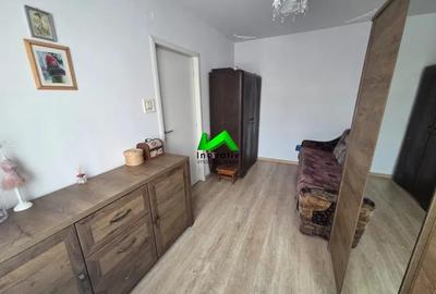 Apartament de vanzare 3 camere zona Vasile Aaron - 1