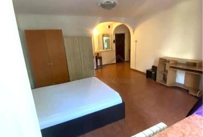 Garsonieră decomandată în Central - 2