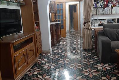 Apartament cu 4 camere semidecomandat, mobilat în Titan