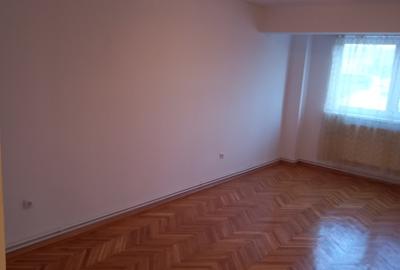 Proprietar vând apartament amenajat 4 camere ultracentral,decomandat,etaj interm - 3