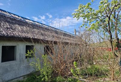 Pensiune gri teren 2240 m2 ,casa 563m2 75000 eur ,teren 1677m2 50000 eur, acces auto DJ222N - 1