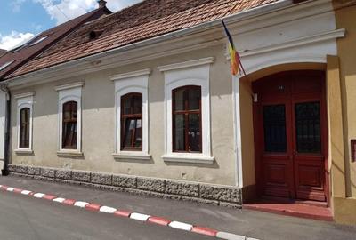 Oportunitate! Casa, 4 camere, curte comuna, ultracentral, Bistrita, jud. BN