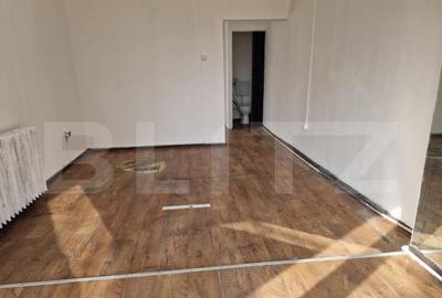 Doua spa?ii comerciale de vanzare, 55 mp, zona Rogerius - 12