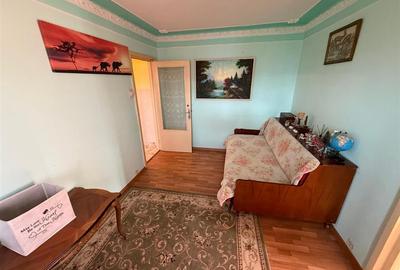 Apartament cu 3 camere semidecomandat în Alexandru cel Bun