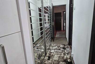 Apartament cu 3 camere decomandat, mobilat în Micro 3 - 3