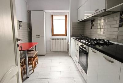 Apartament cu 3 camere decomandat în Nicolina