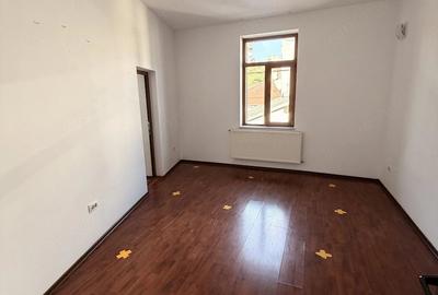 Casă cu 10 camere cu Teren 400 Mp în Central