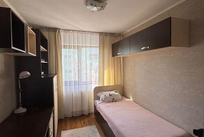 Apartament cu 4 camere semidecomandat în Central