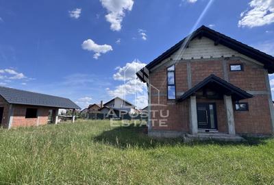 Casă individuală cu 4 camere cu Canalizare în Cărpiniș