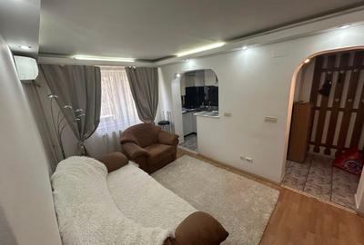 Apartament cu 3 camere semidecomandat în Podu Roș