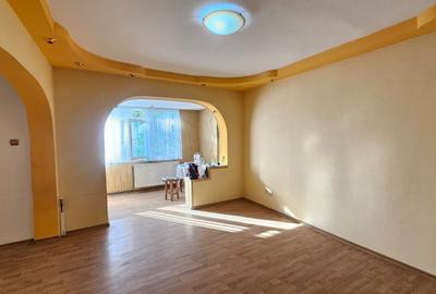 Apartament cu 3 camere decomandat în Micro 13