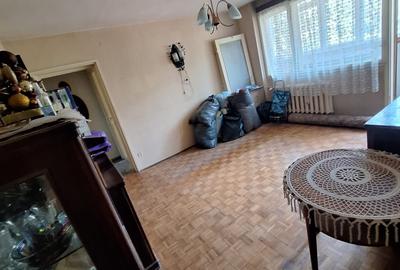 Apartament cu 3 camere semidecomandat în Giulești