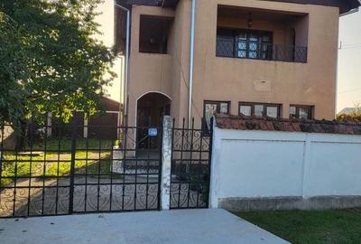 Casă cu 4 camere în Căteasca