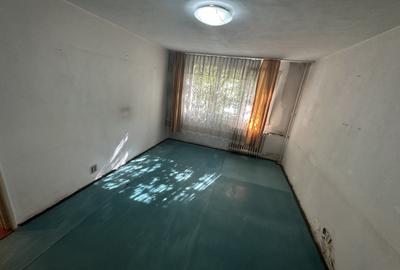 Apartament cu 3 camere semidecomandat în Berceni