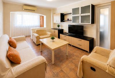 Apartament cu 3 camere semidecomandat, mobilat în Central