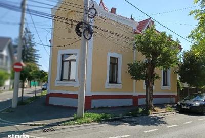 Casă cu 5 camere cu Teren 370 Mp în Central