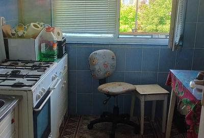 Apartament cu 3 camere semidecomandat în Micro 4