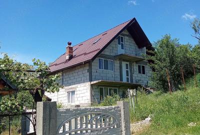 Casă cu Teren 1000 Mp în Albești - 2