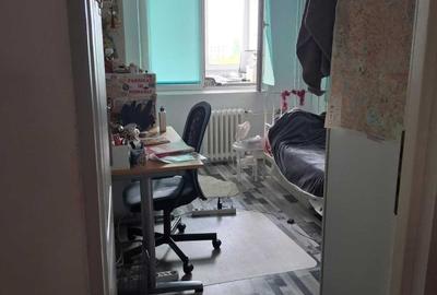 Apartament cu 4 camere semidecomandat în Ghencea