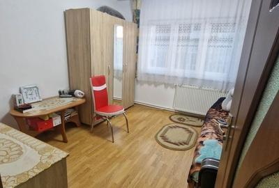 Apartament cu 3 camere decomandat în Petros - 2