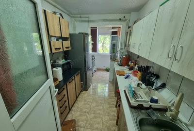Apartament cu 2 camere decomandat în Km 4