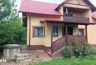 Casă cu 4 camere cu Teren 1700 Mp în Horodnic