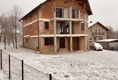 Casă cu 9 camere cu Teren 900 Mp în Cornu