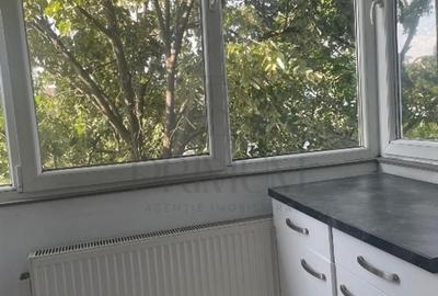 Apartament cu 3 camere decomandat în Girocului