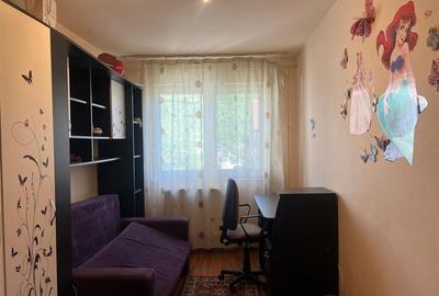 Apartament cu 3 camere decomandat în Est