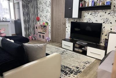 Apartament cu 3 camere semidecomandat în Tineretului