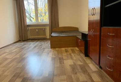 Apartament cu 3 camere semidecomandat, mobilat în Exterior Vest