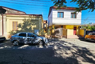 Casă individuală cu 7 camere cu Canalizare în Ultracentral