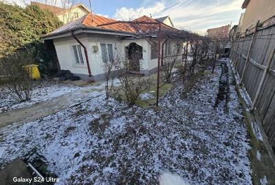 Casă cu 4 camere cu Teren 300 Mp în Central