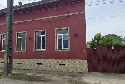 Casă cu 4 camere cu Teren 1688 Mp în Central