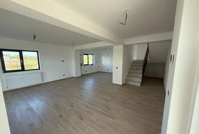 Casă cu 5 camere cu Teren 490 Mp în Păulești