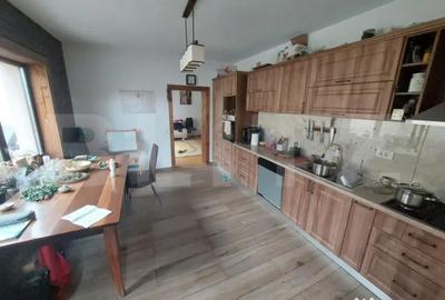 Casă cu 7 camere cu Canalizare în Săcele - 2