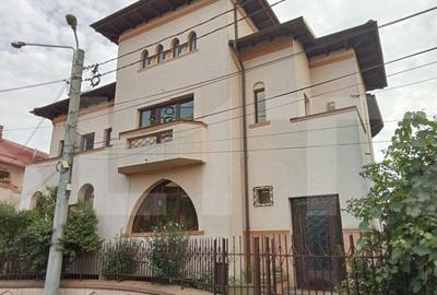 Vila cu 11 camere, 450 mp, teren cu 620 mp, 2 locuri de parc - 7