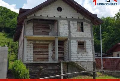 Casă cu 5 camere cu Teren 945 Mp în Calea Moinești