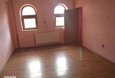 Spațiu comercial, de 700 mp, în Central - 12